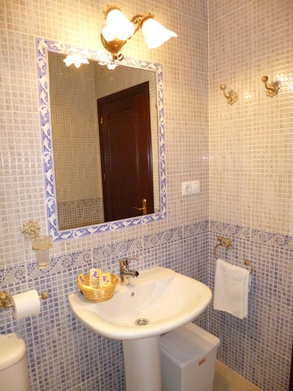 Hostal Virgen Del Rocio Los Palacios Y Villafranca Chambre photo